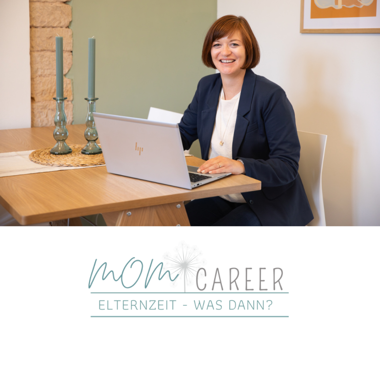 momCareer Kooperation Birgit Gebauer sitzt am Schreibtisch mit Laptop, momCareer-Logo, Elternzeit, Karriere-Coaching