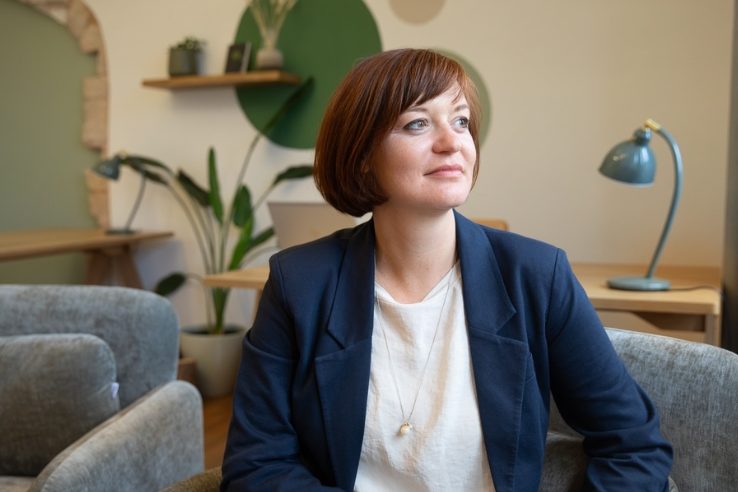 Porträtfoto Birgit Gebauer (Eva Korn) Birgit Gebauer nachdenklich sitzend in einem modernen Raum, Balance, innere Stärke